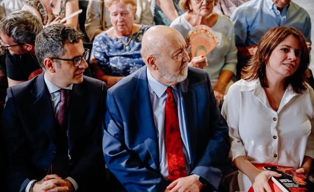 José Félix Tezanos, presidente del CIS, junto al ministro de la Presidencia y a la exvicesecretaria general del PSOE 