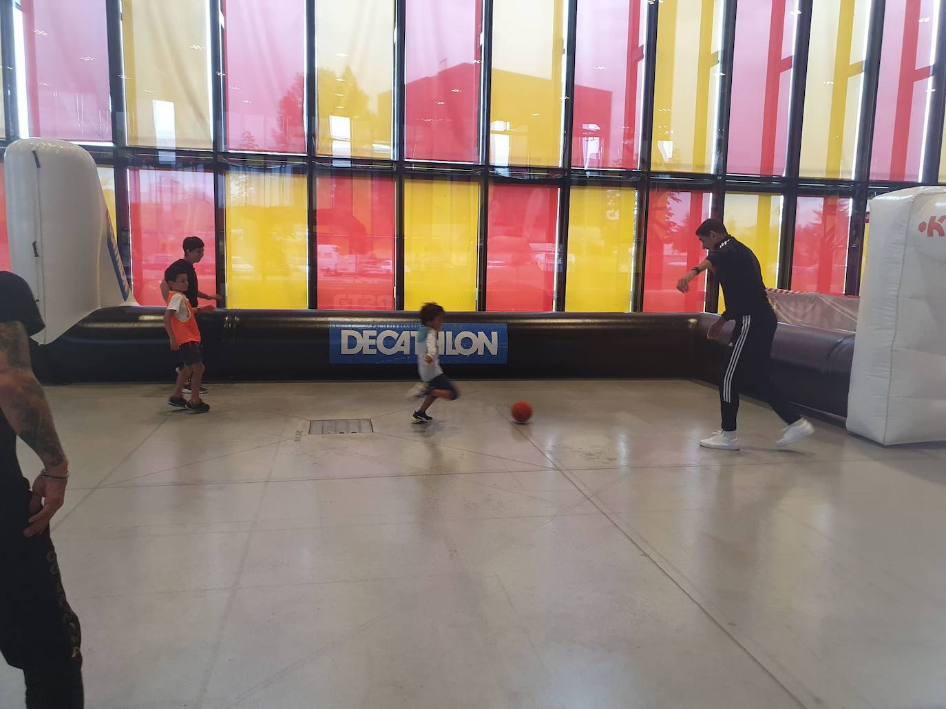 Los protagonistas de la primera jornada del Fid disfrutando de las actividades con los niño.