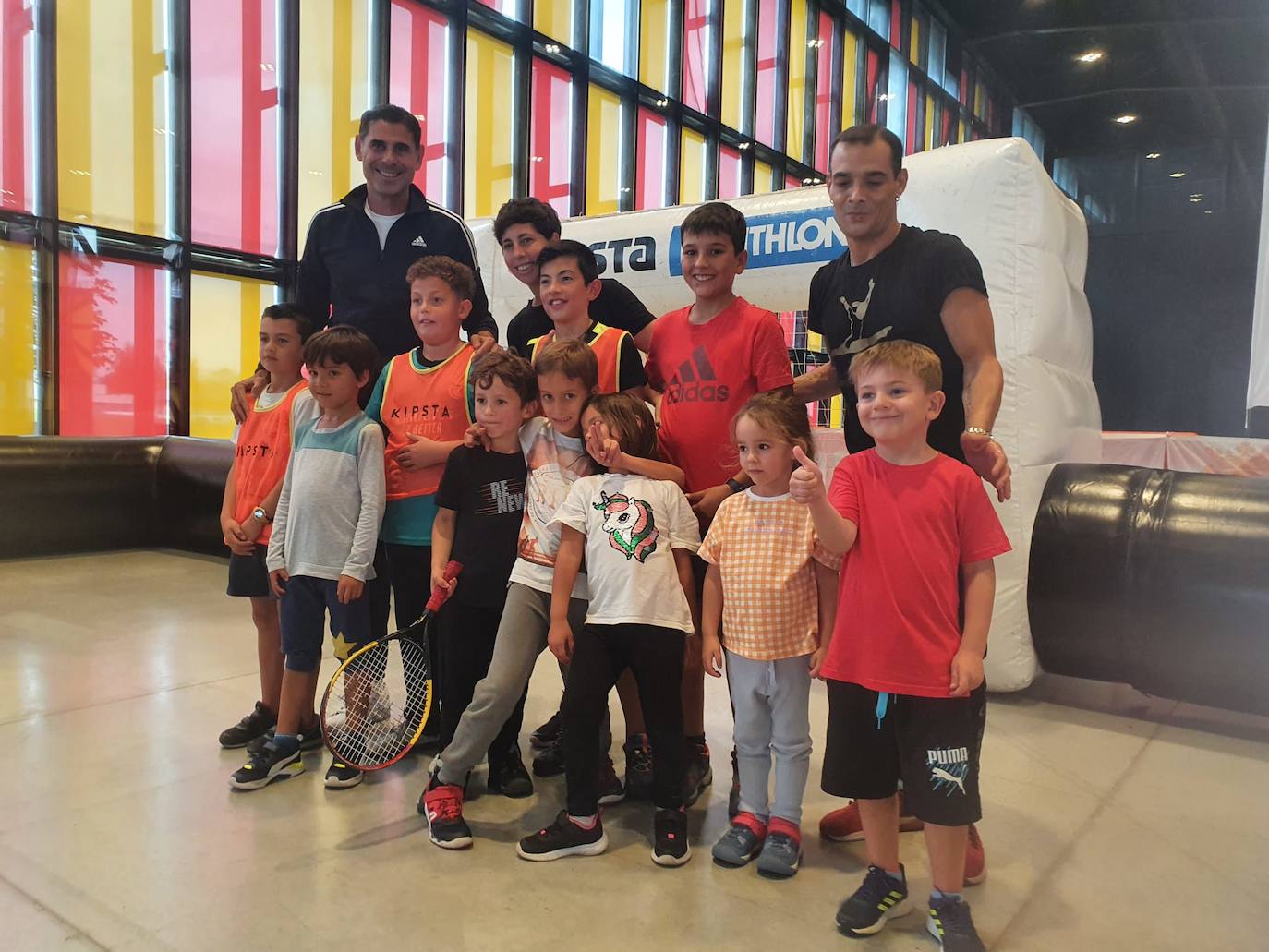 Los protagonistas de la primera jornada del Fid disfrutando de las actividades con los niño.