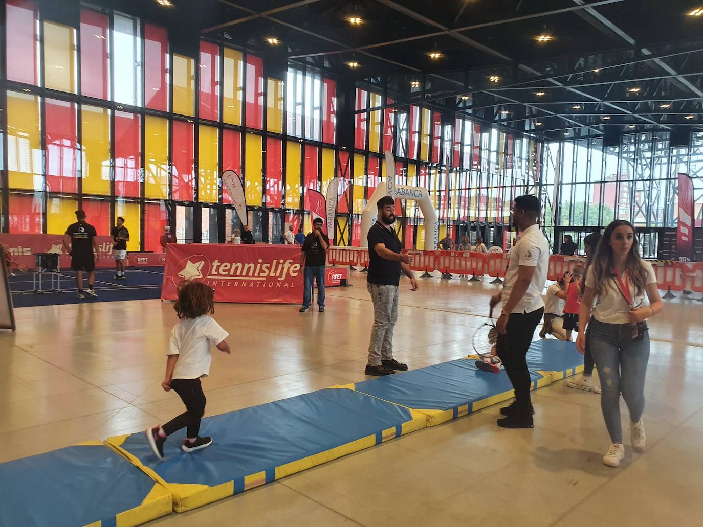 Los protagonistas de la primera jornada del Fid disfrutando de las actividades con los niño.