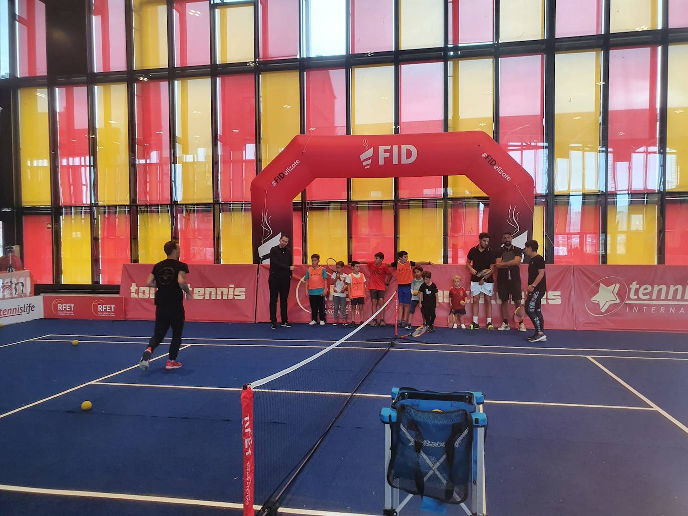 Los protagonistas de la primera jornada del Fid disfrutando de las actividades con los niño.