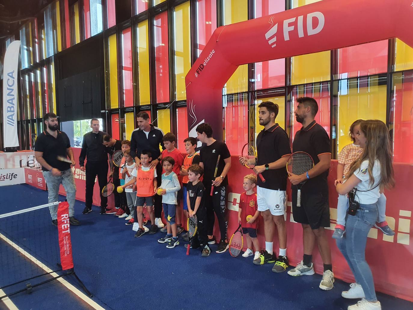 Los protagonistas de la primera jornada del Fid disfrutando de las actividades con los niño.