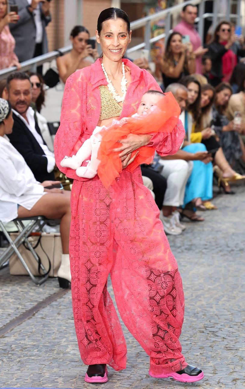 La diseñadora leonesa María Lafuente llena de sus prendas con mensaje la Fashion Week madrileña | Lafuente presenta 'Sempiterno', una colección «hecha desde el amor» en la que apuesta por los tonos flúor y la sostenibilidad. 