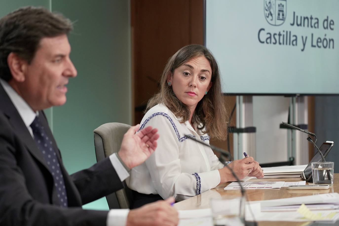 El consejero de Economía y Hacienda y portavoz, Carlos Fernández Carriedo, y la consejera de Movilidad y Transformación Digital, María González Corral, comparecen en rueda de prensa posterior al Consejo de Gobierno