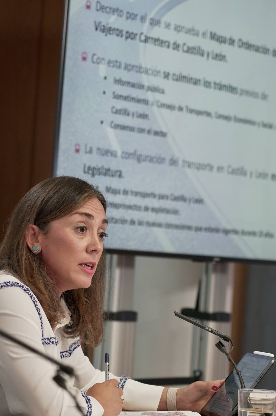 El consejero de Economía y Hacienda y portavoz, Carlos Fernández Carriedo, y la consejera de Movilidad y Transformación Digital, María González Corral, comparecen en rueda de prensa posterior al Consejo de Gobierno