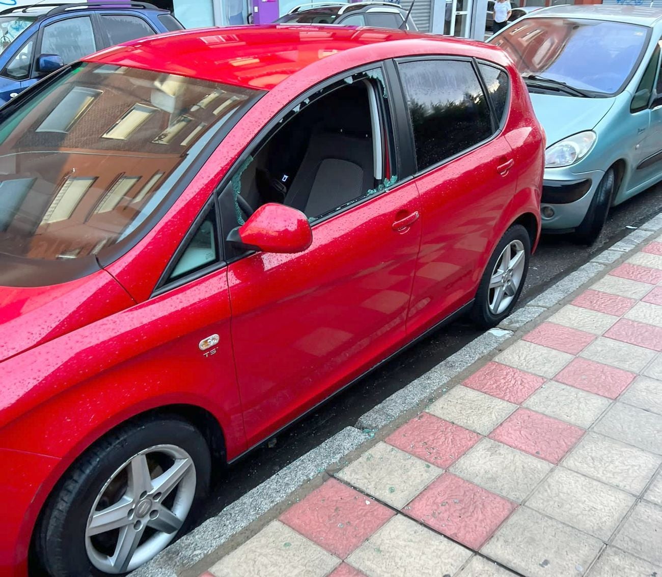 Investigan daños causados en más de una veintena de vehículos en el barrio de San Mamés de León capital. Los daños fueron provocados de madrugada en los vehículos siendo principalmente visibles en la rotura de ventanillas. 