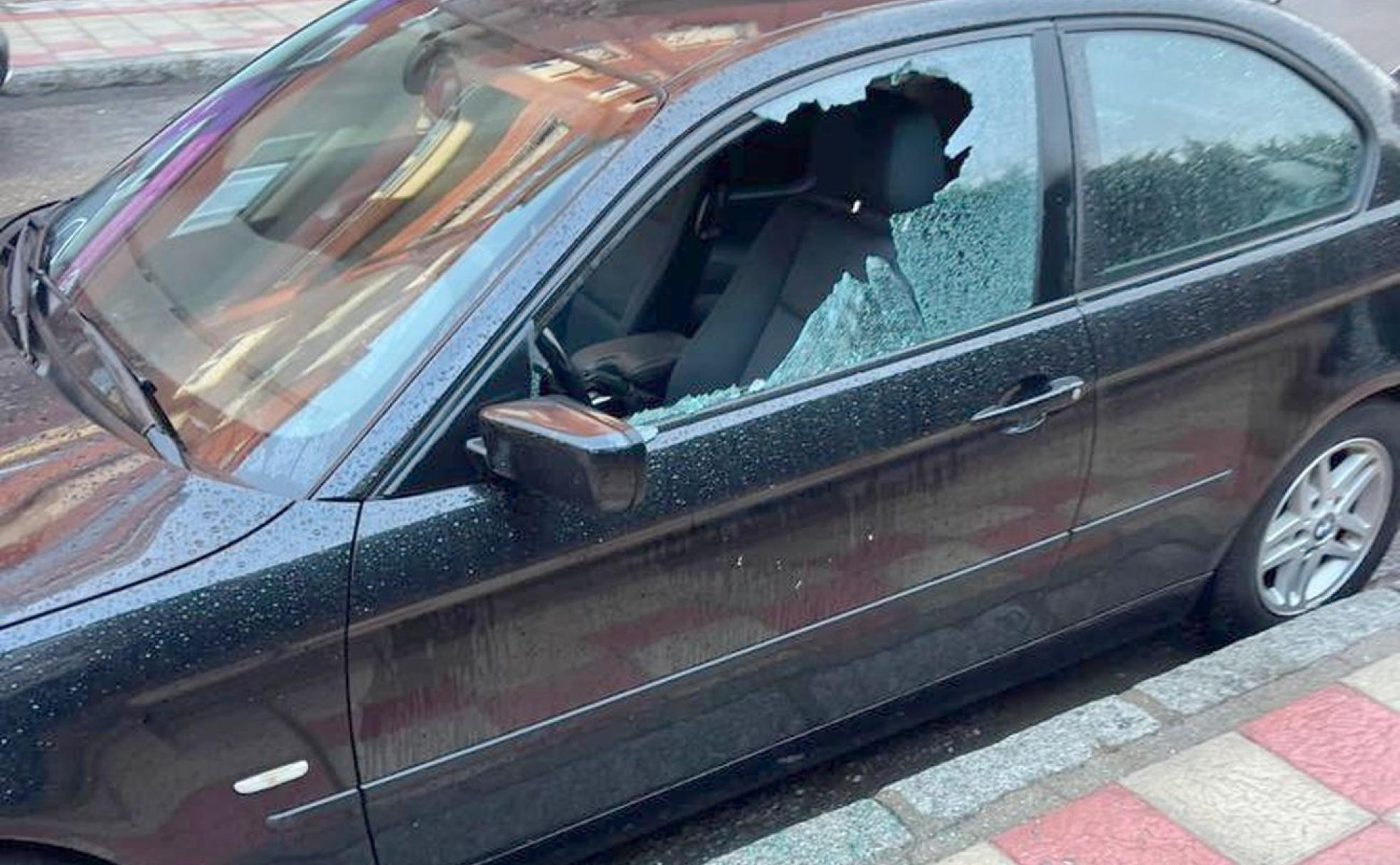 Imagen de uno de los vehículos dañados durante la madrugada de este jueves en León capital. 