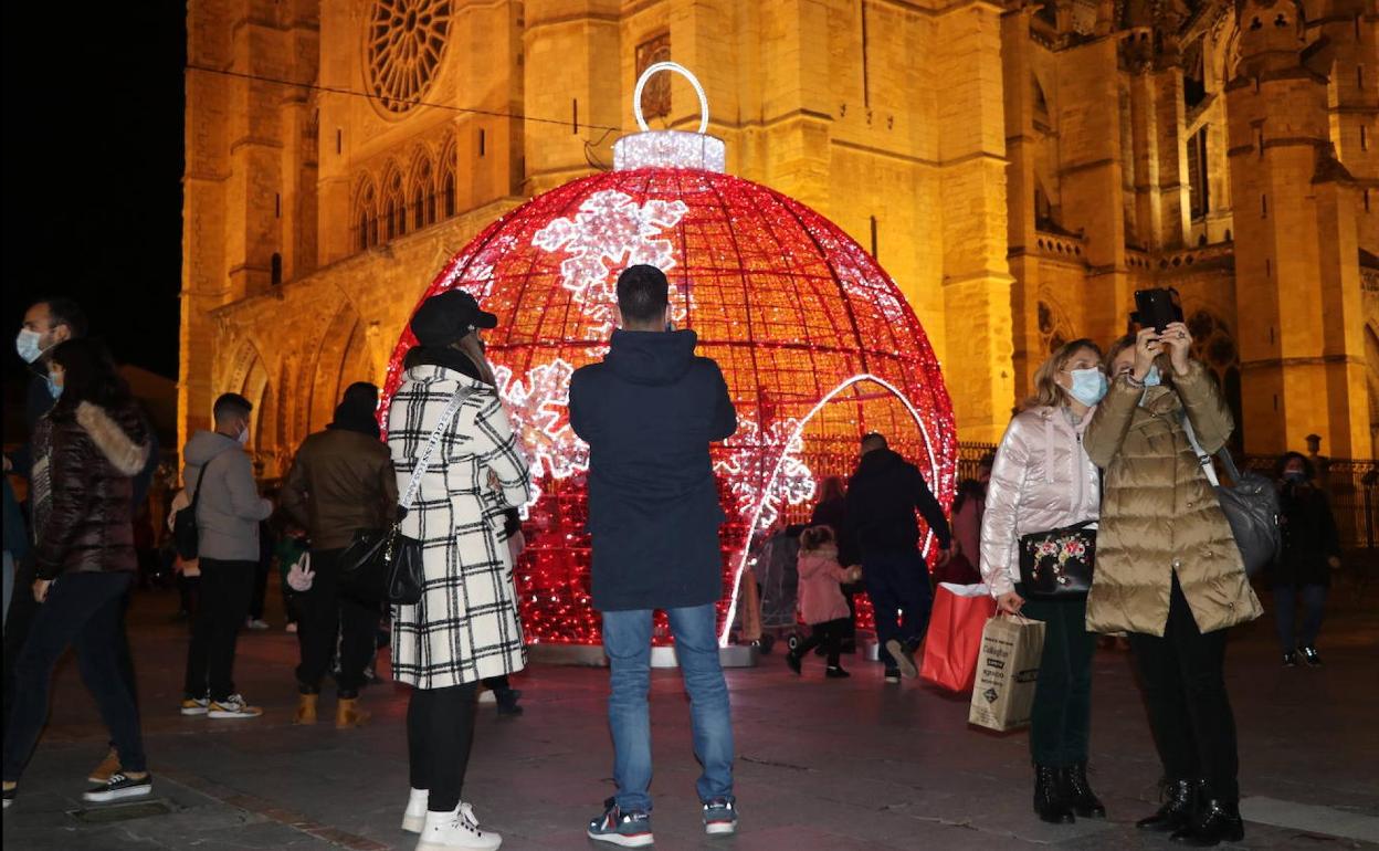 Iluminación de la plaza de Regla en los últimos años, con elementos singulares que han dado colorido a esta ubicación.