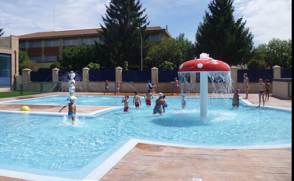 Santa María del Páramo pide una subvención para ampliar sus piscinas municipales.