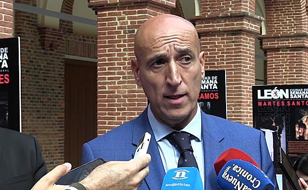 José Antonio Diez, alcalde de León, atiende a los medios de comunicación.