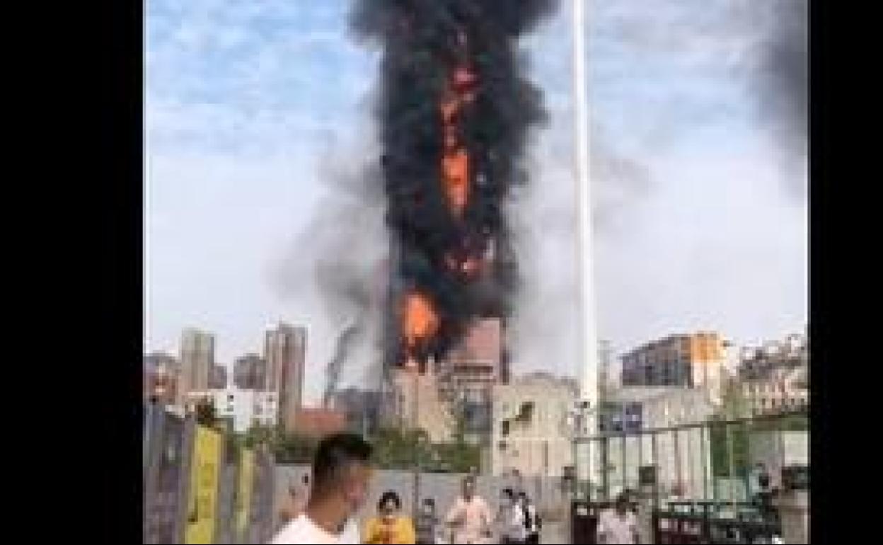 Un pavoroso incendio devora un rascacielos en la ciudad china de Changsha