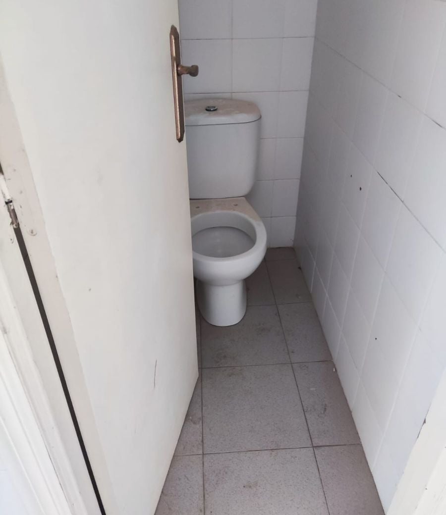 Los padres de los alumnos del Colegio Público Trepalio, en Trobajo del Camino, denuncian la «mugre» que acompaña a sus hijos cada vez que van al baño en el patio del centro. Desde julio, cuando se celebró un concierto por las fiestas de la localidad, nadie limpia la zona. El personal de limpieza alega «falta de efectivos». 