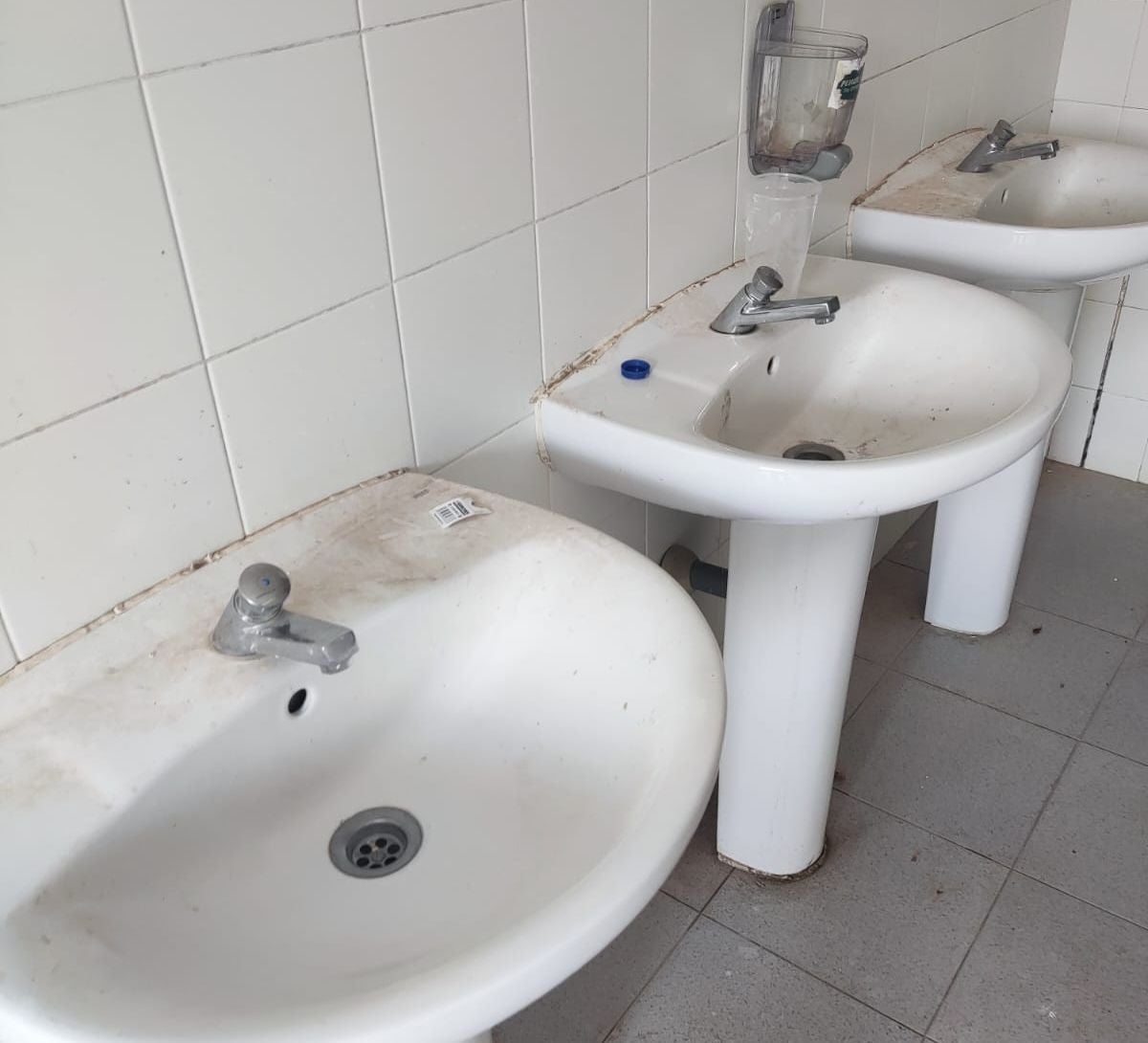 Los padres de los alumnos del Colegio Público Trepalio, en Trobajo del Camino, denuncian la «mugre» que acompaña a sus hijos cada vez que van al baño en el patio del centro. Desde julio, cuando se celebró un concierto por las fiestas de la localidad, nadie limpia la zona. El personal de limpieza alega «falta de efectivos». 