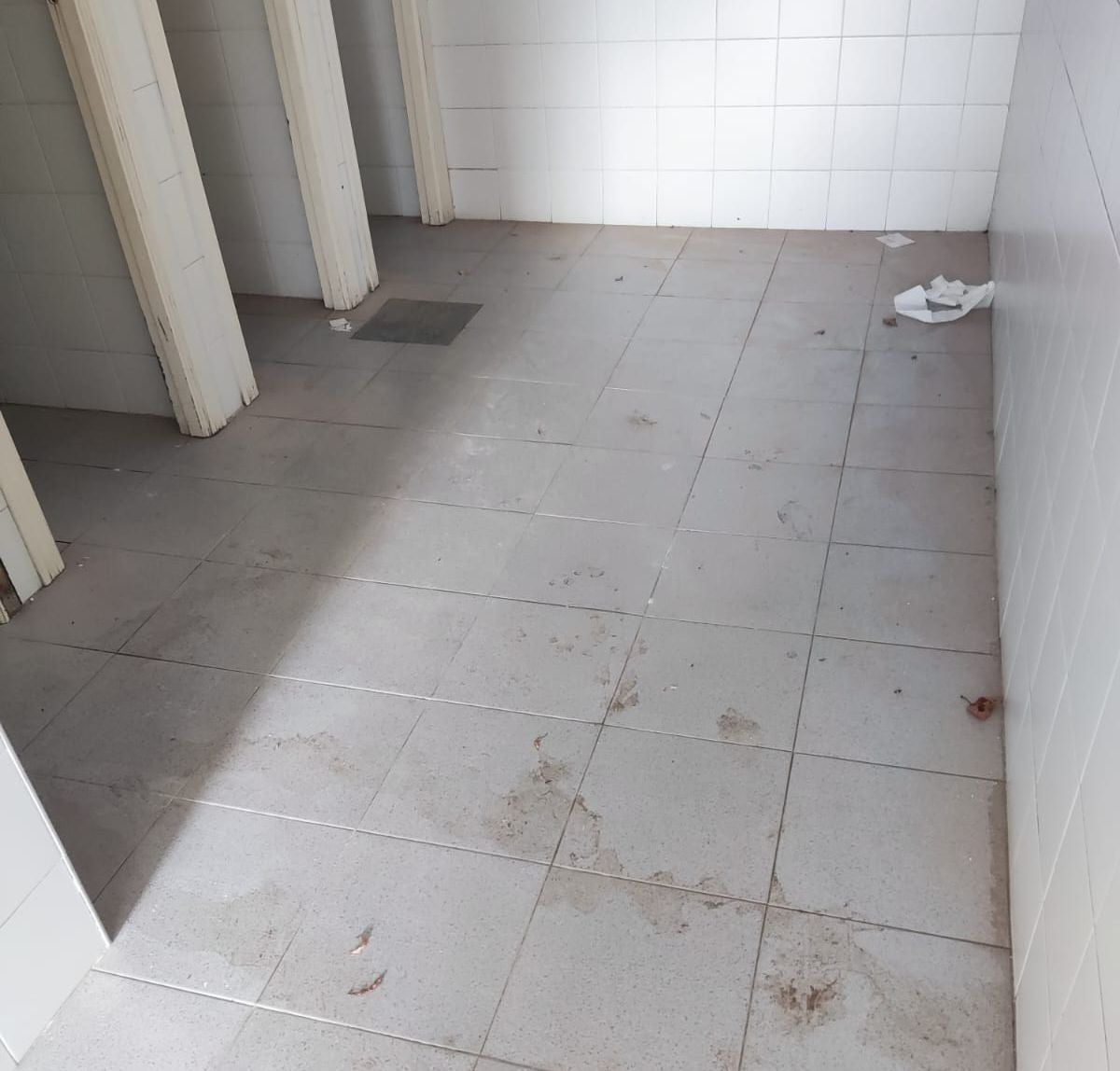 Los padres de los alumnos del Colegio Público Trepalio, en Trobajo del Camino, denuncian la «mugre» que acompaña a sus hijos cada vez que van al baño en el patio del centro. Desde julio, cuando se celebró un concierto por las fiestas de la localidad, nadie limpia la zona. El personal de limpieza alega «falta de efectivos». 