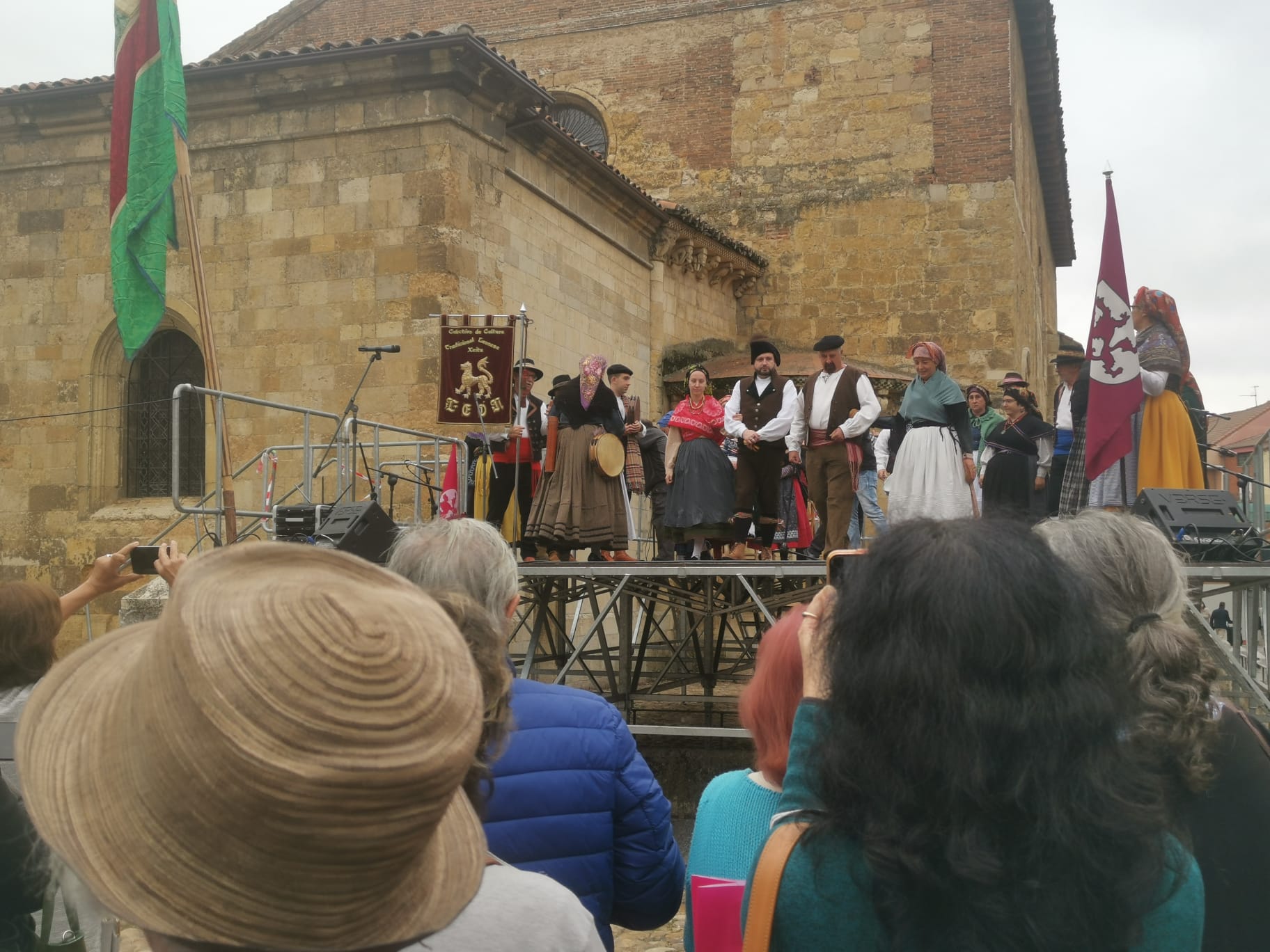 León ha vuelto a revivir La Melonera, después de dos años de pandemia, la Plaza del Grano se ha vuelto a vestir con paño y pañuelos de mil colores para hacer un homenaje a la tradición y recuperar la tradición de la ceiba