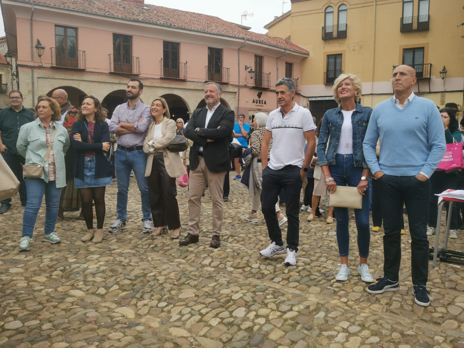 León ha vuelto a revivir La Melonera, después de dos años de pandemia, la Plaza del Grano se ha vuelto a vestir con paño y pañuelos de mil colores para hacer un homenaje a la tradición y recuperar la tradición de la ceiba