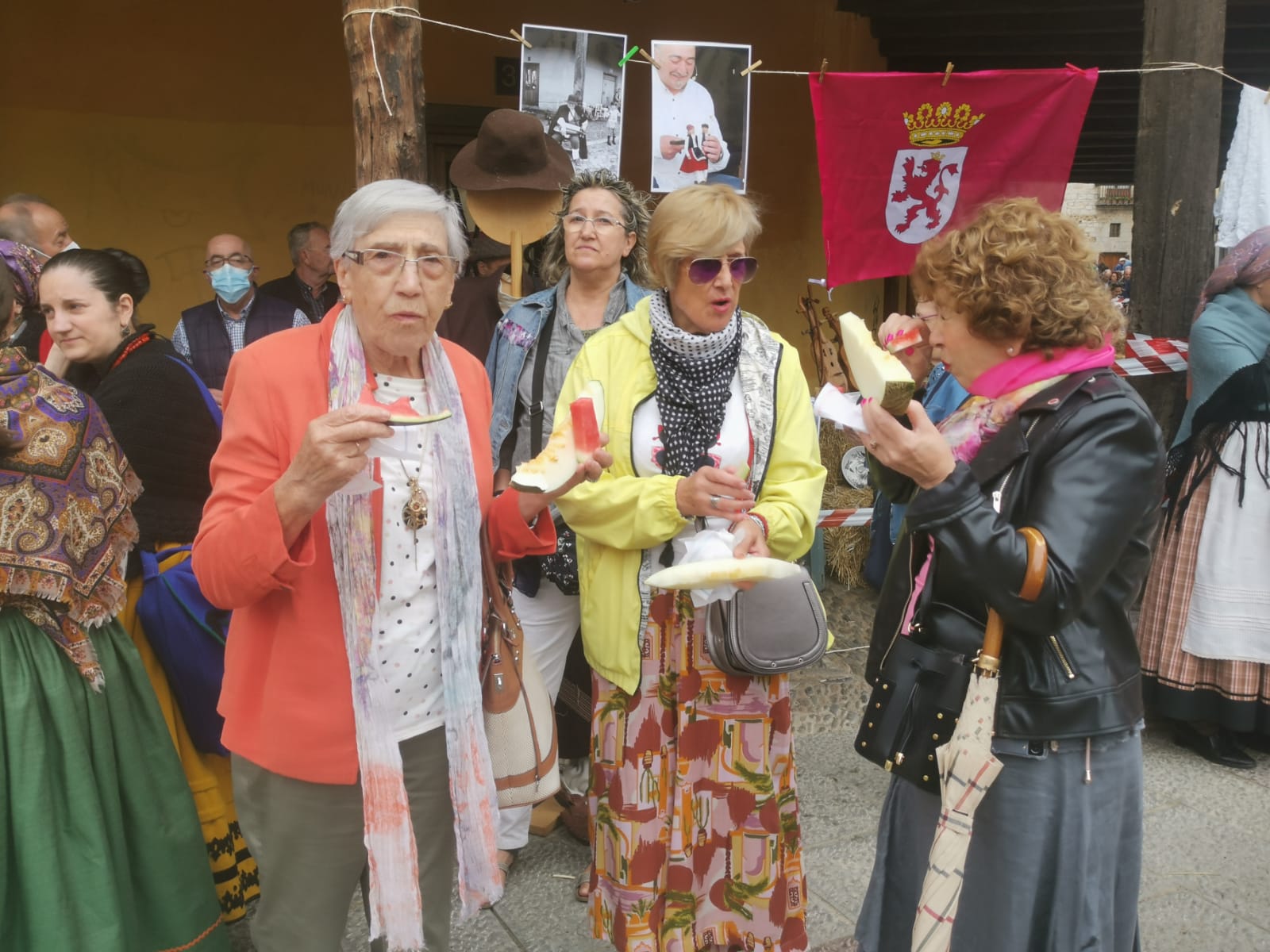 León ha vuelto a revivir La Melonera, después de dos años de pandemia, la Plaza del Grano se ha vuelto a vestir con paño y pañuelos de mil colores para hacer un homenaje a la tradición y recuperar la tradición de la ceiba