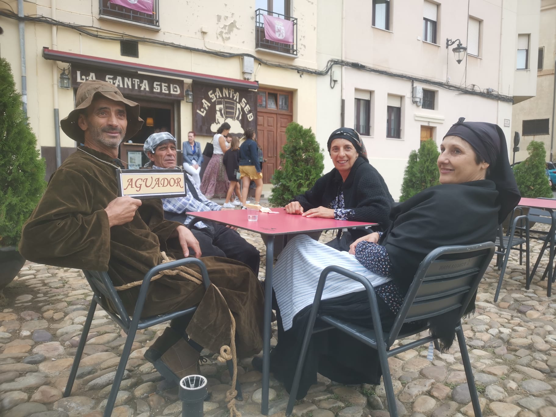 León ha vuelto a revivir La Melonera, después de dos años de pandemia, la Plaza del Grano se ha vuelto a vestir con paño y pañuelos de mil colores para hacer un homenaje a la tradición y recuperar la tradición de la ceiba