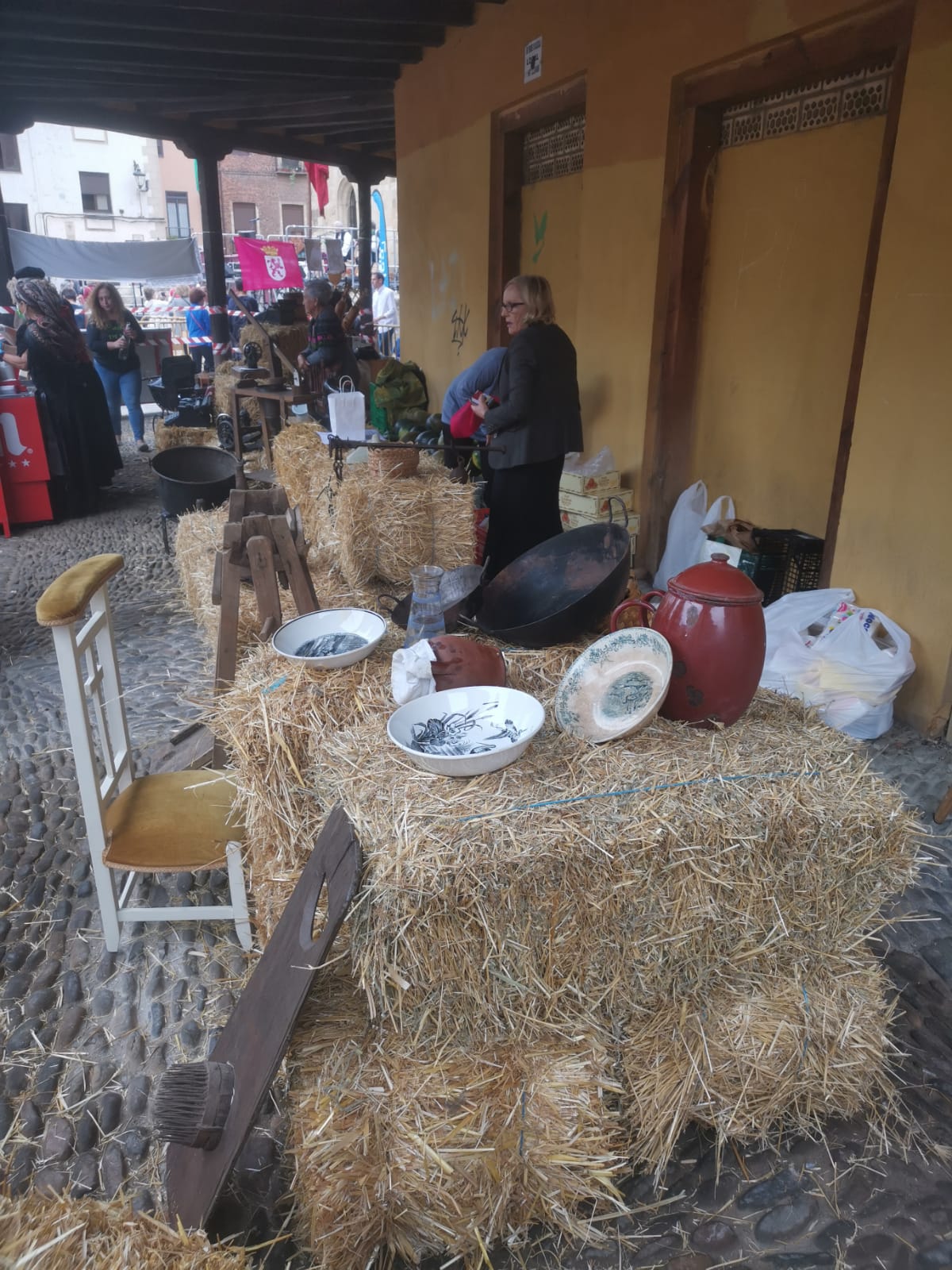 León ha vuelto a revivir La Melonera, después de dos años de pandemia, la Plaza del Grano se ha vuelto a vestir con paño y pañuelos de mil colores para hacer un homenaje a la tradición y recuperar la tradición de la ceiba