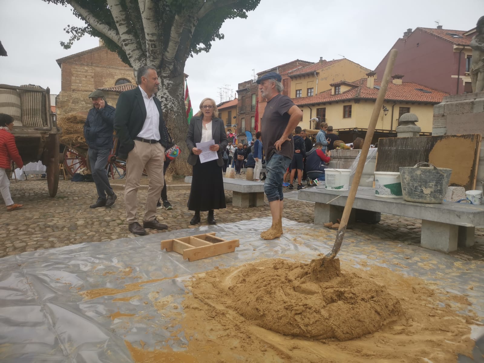 León ha vuelto a revivir La Melonera, después de dos años de pandemia, la Plaza del Grano se ha vuelto a vestir con paño y pañuelos de mil colores para hacer un homenaje a la tradición y recuperar la tradición de la ceiba