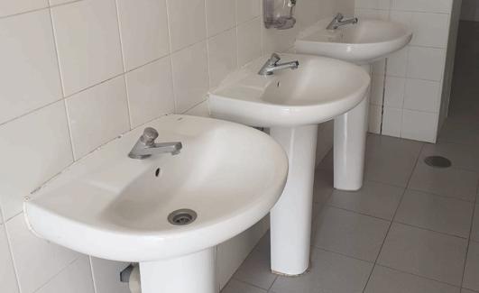 Imagenes que aporta el Ayuntamiento de San Andrés mostrando como están los baños.