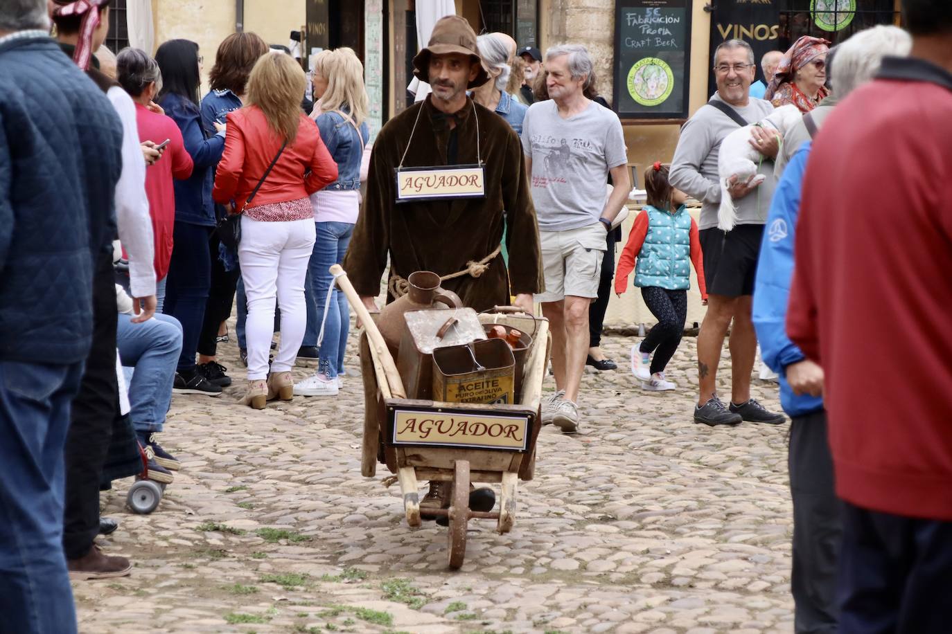 León ha vuelto a revivir La Melonera, después de dos años de pandemia, la Plaza del Grano se ha vuelto a vestir con paño y pañuelos de mil colores para hacer un homenaje a la tradición y recuperar la tradición de la ceiba