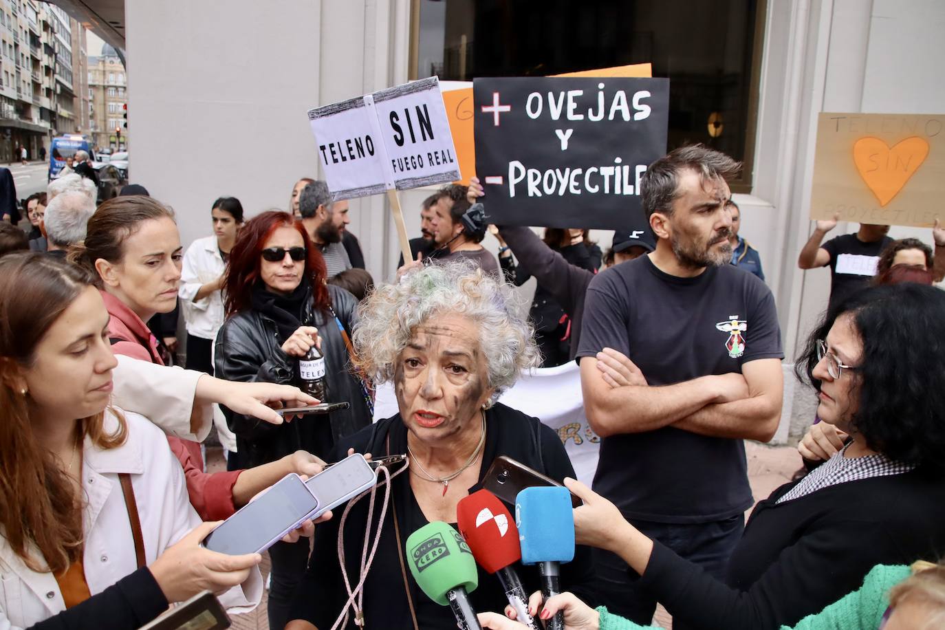 Fotos: El Teleno se alza contra el campo de tiro