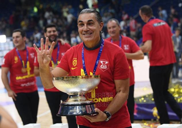 Sergio Scariolo posa con el trofeo del Eurobasket.