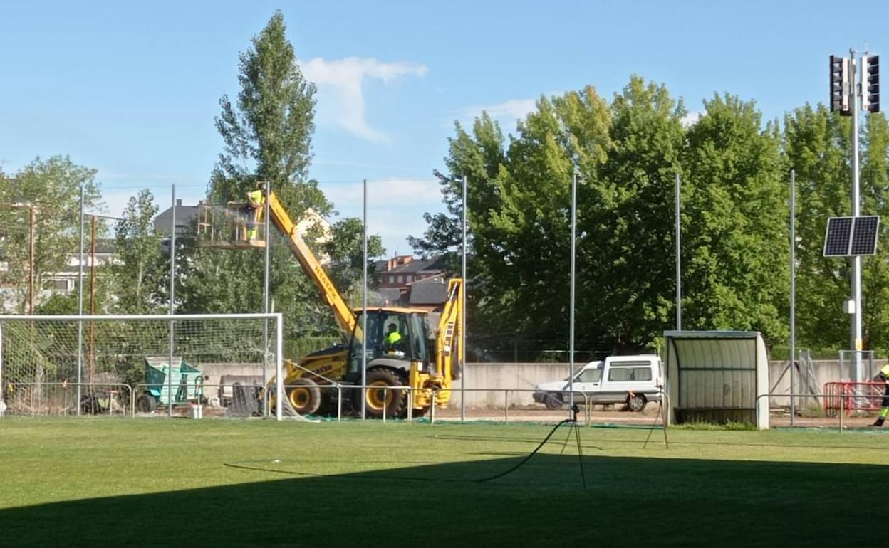 Obras de mejora del campo de fútbol de Flores del Sil.