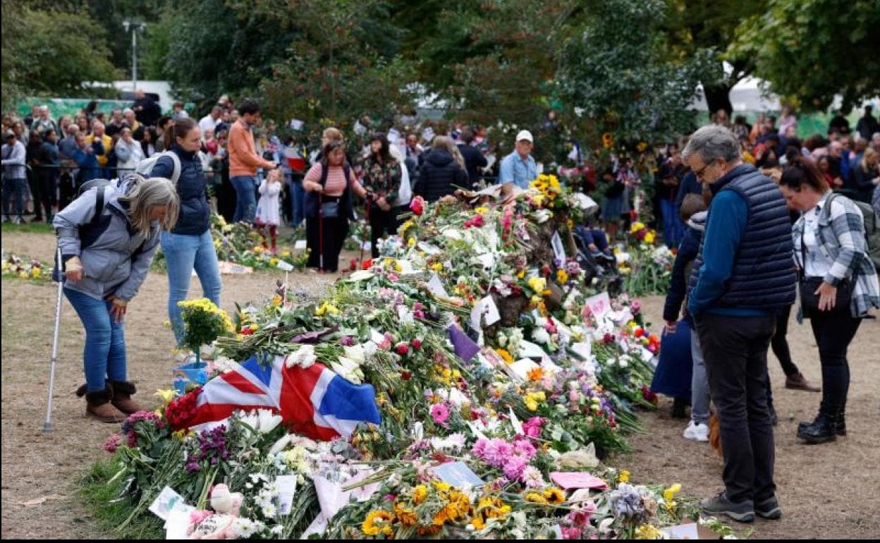 Cientos de personas dejan flores en el Green Park de Londres en tributo a Isabel II.