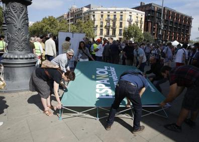 Imagen secundaria 1 - Imágenes de la manifestación en Cataluña.