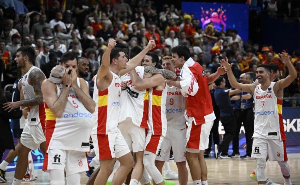 Rudy Fernández (i), emocionado ante sus compañeros.