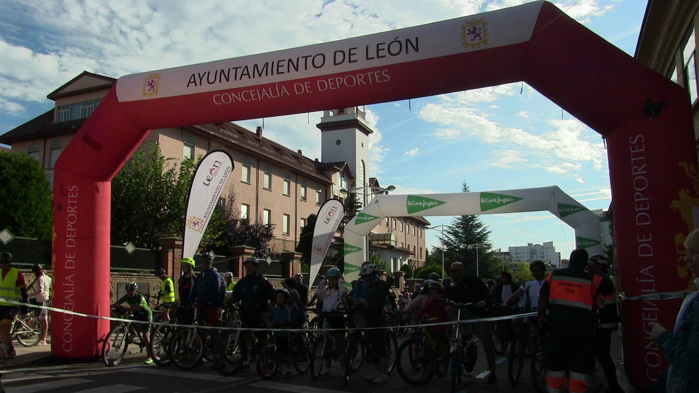 Fotos: 3.000 leoneses participan en el &#039;Día de la bici&#039; en una jornada para la diversión pero también la concienciación y la educación en los valores de movilidad, ahorro energético y respeto al medio ambiente