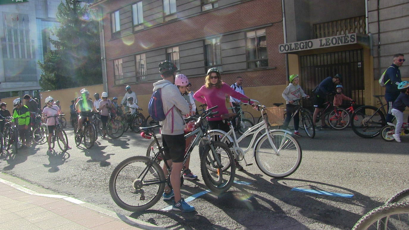 Fotos: 3.000 leoneses participan en el &#039;Día de la bici&#039; en una jornada para la diversión pero también la concienciación y la educación en los valores de movilidad, ahorro energético y respeto al medio ambiente