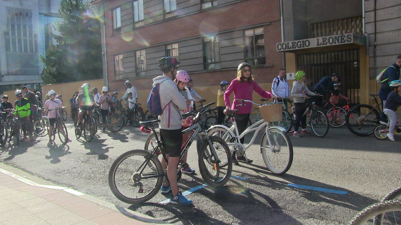 Fotos: 3.000 leoneses participan en el &#039;Día de la bici&#039; en una jornada para la diversión pero también la concienciación y la educación en los valores de movilidad, ahorro energético y respeto al medio ambiente