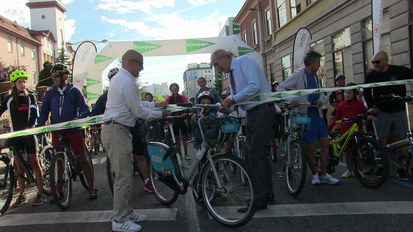 Fotos: 3.000 leoneses participan en el &#039;Día de la bici&#039; en una jornada para la diversión pero también la concienciación y la educación en los valores de movilidad, ahorro energético y respeto al medio ambiente