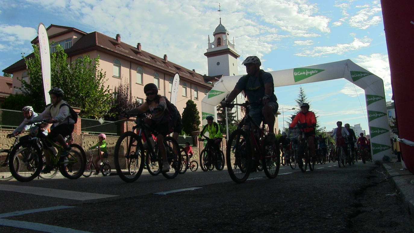 Fotos: 3.000 leoneses participan en el &#039;Día de la bici&#039; en una jornada para la diversión pero también la concienciación y la educación en los valores de movilidad, ahorro energético y respeto al medio ambiente