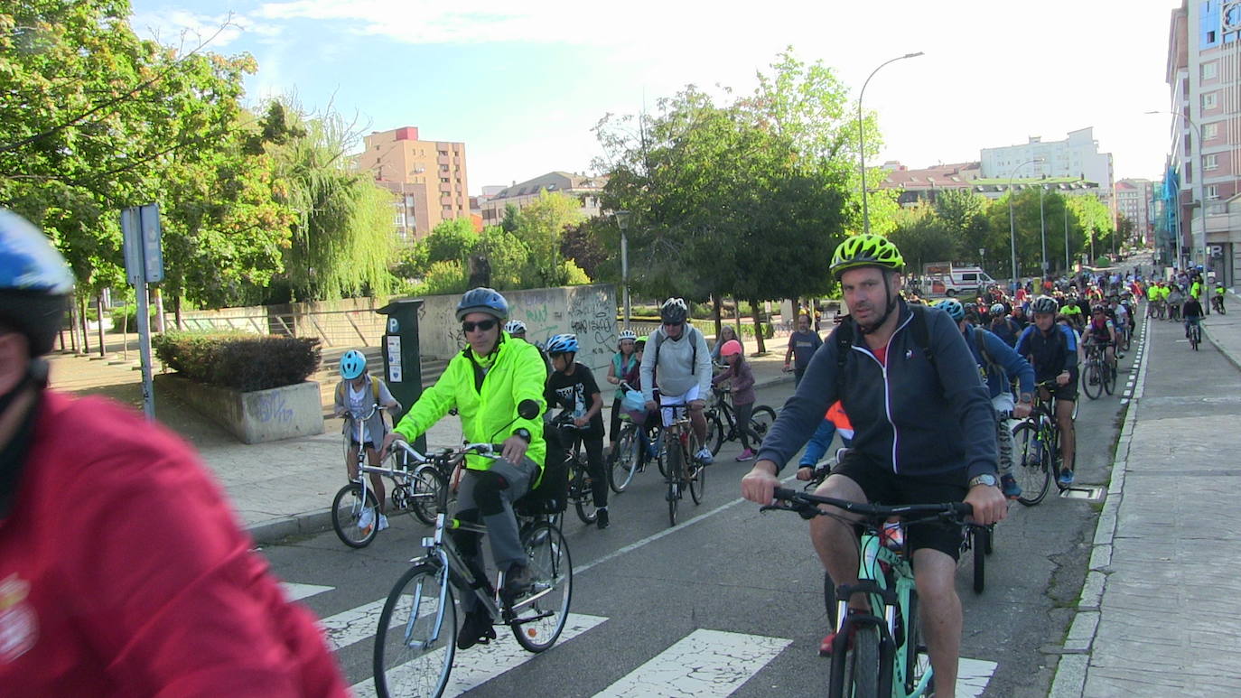 Fotos: 3.000 leoneses participan en el &#039;Día de la bici&#039; en una jornada para la diversión pero también la concienciación y la educación en los valores de movilidad, ahorro energético y respeto al medio ambiente