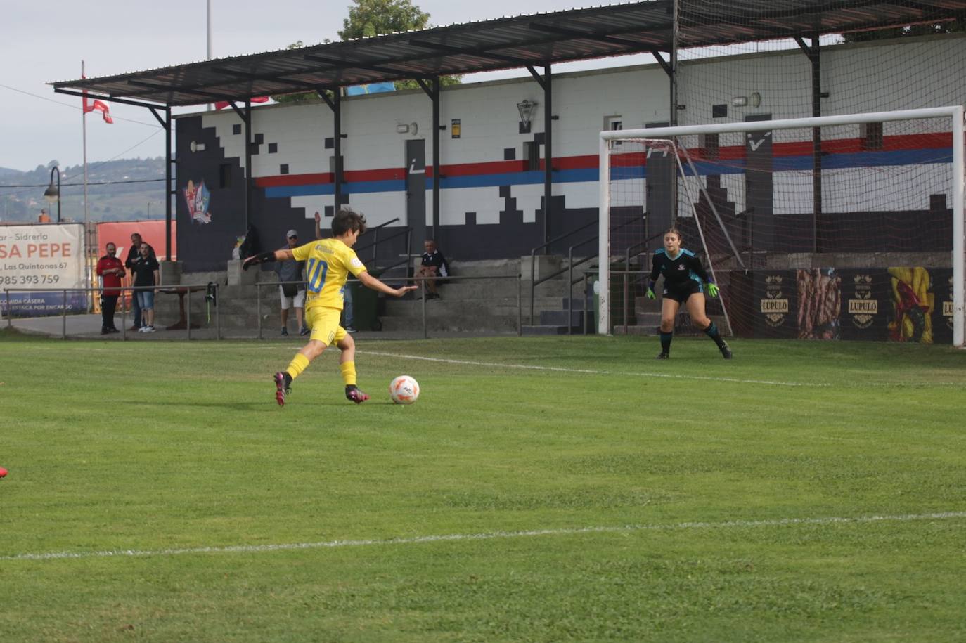 Fotos: Partido de fútbol femenino con el Olímpico de León