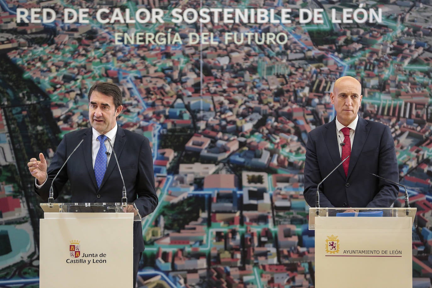 El consejero de Medio Ambiente, Vivienda y Ordenación del Territorio, Juan Carlos Suárez-Quiñones, y el alcalde de la capital leonesa, José Antonio Diez, presentan la Red de Calor de León.