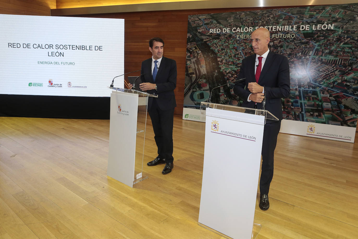 El consejero de Medio Ambiente, Vivienda y Ordenación del Territorio, Juan Carlos Suárez-Quiñones, y el alcalde de la capital leonesa, José Antonio Diez, presentan la Red de Calor de León.