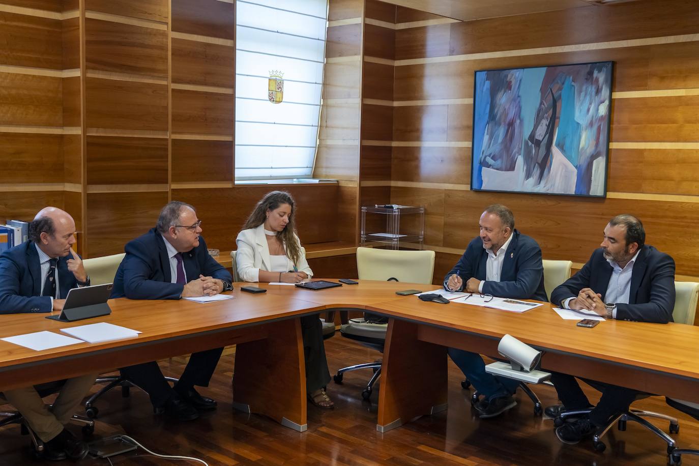 El consejero de Sanidad, Alejandro Vázquez, se reúne con el presidente del Consejo Comarcal del Bierzo, Gerardo Álvarez Courel para tratar la situación de plantillas santiarias en El Bierzo.