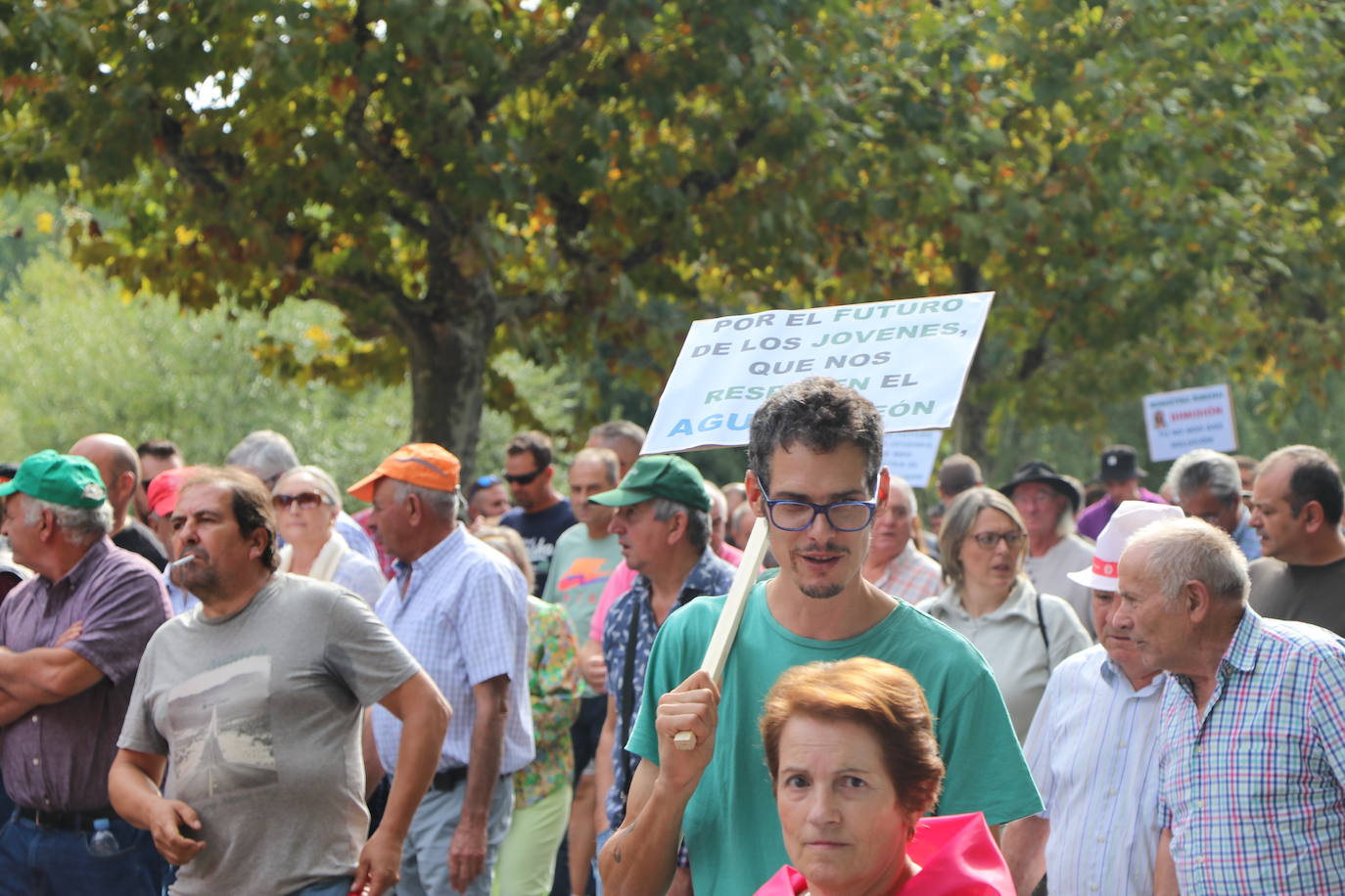 Miles de manifestantes solicitan el fin del desembalse de agua desde León a Portugal.