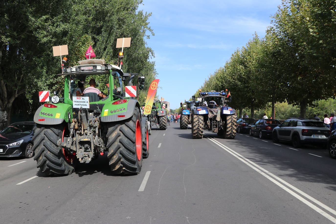 Miles de manifestantes solicitan el fin del desembalse de agua desde León a Portugal.