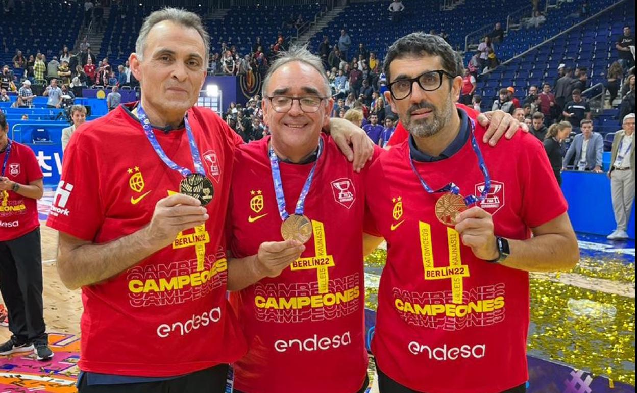 Manuel Aller, a la izquierda, posa con el oro logrado en Berlín por la selección española.