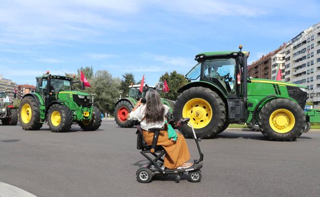 Los regantes de León se manifietsan en contra del desembalse de agua hacia Portugal.