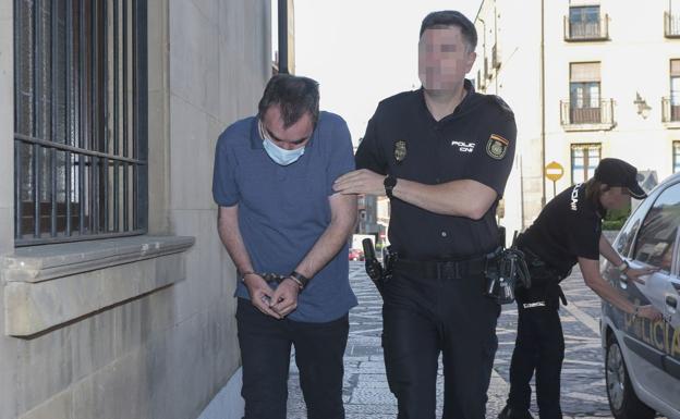 Galería. El acusado, en su llegada a la Audiencia Provincial este lunes.