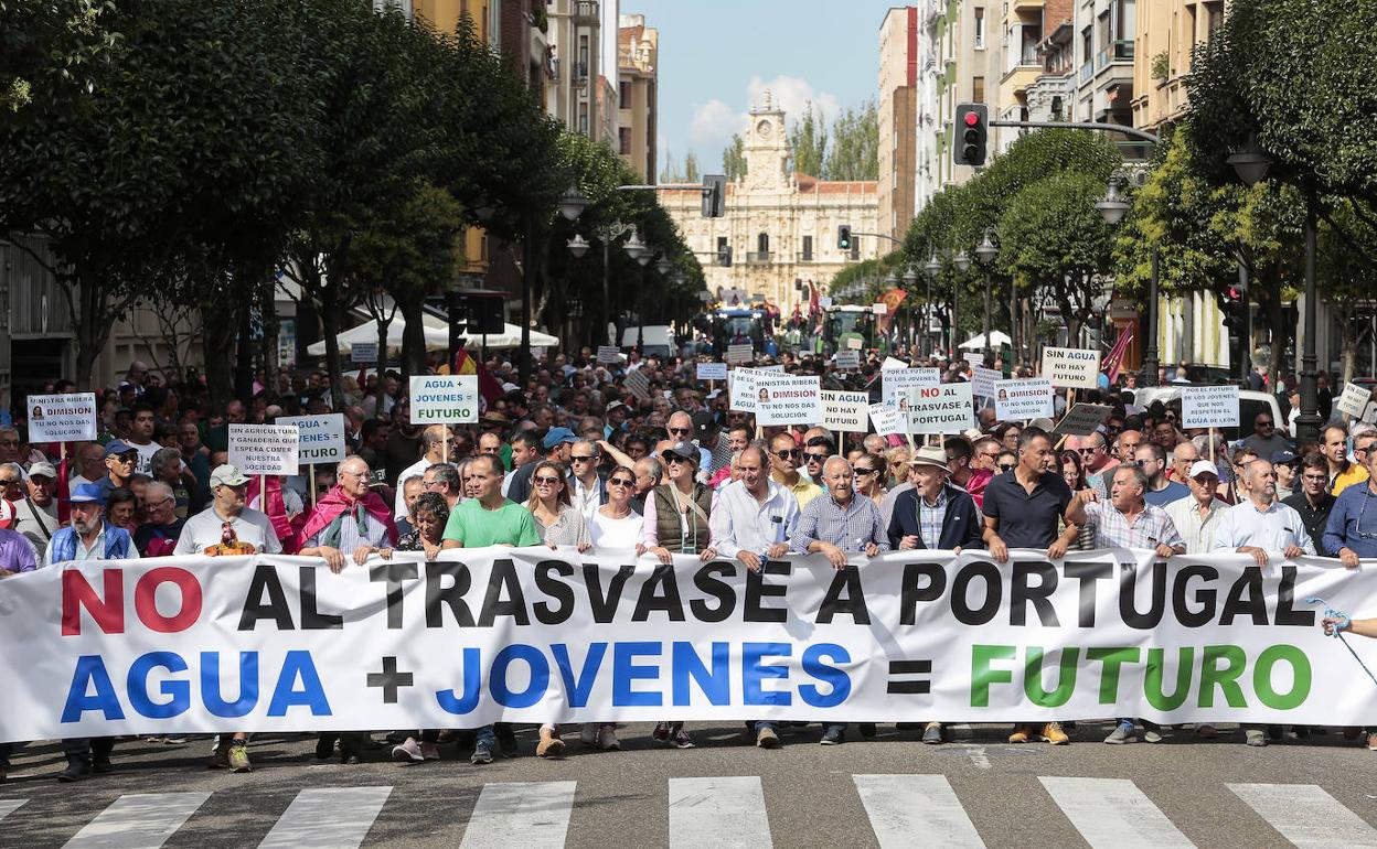 Los manifestantes recorren las calles de León. 