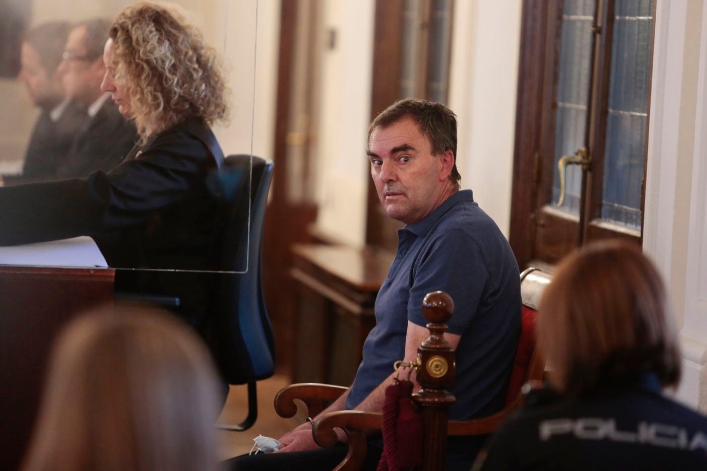 El hombre acusado de arrojar a una mujer por la ventana: «No sé lo que pasó, se me cayó». Fue en la madrugada del 10 de marzo de 2021 cuando la policía detenía a un hombre de 55 años en Ponferrada acusado de arrojar a su compañera de piso por un balcón, que falleció prácticamente en el acto. 