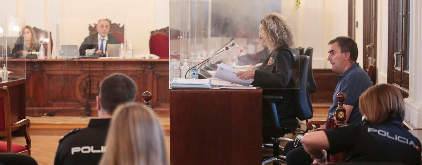 El hombre acusado de arrojar a una mujer por la ventana: «No sé lo que pasó, se me cayó». Fue en la madrugada del 10 de marzo de 2021 cuando la policía detenía a un hombre de 55 años en Ponferrada acusado de arrojar a su compañera de piso por un balcón, que falleció prácticamente en el acto. 
